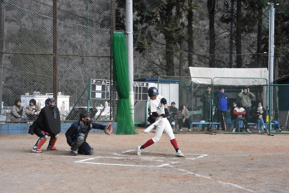 はつらつとプレーする選手たち=岡山県美咲町で