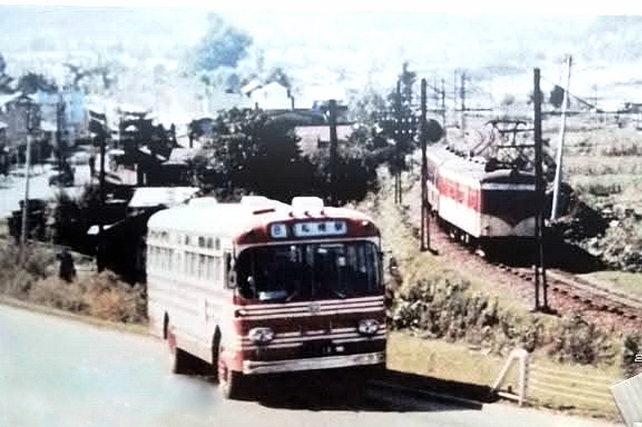 札幌郊外をゆく定山渓鉄道モハ1000形（右）と定鉄バス＝写真提供／じょうてつ、1968（昭和43）年