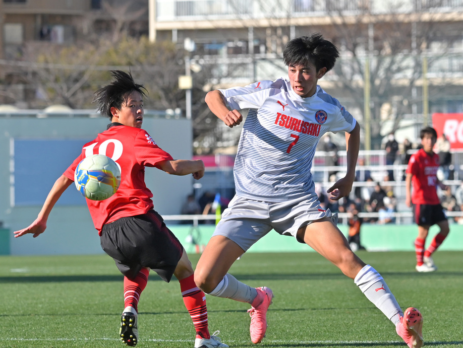 しなやかな身のこなしで相手をかわすMF河野歩夢(写真協力『高校サッカー年鑑』)(HIGH SCHOOL SOCCER YEARBOOK)