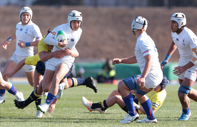 【国学院久我山－大分東明】前半、突進する大分東明の選手＝東大阪市花園ラグビー場で2025年1月1日、中川祐一撮影