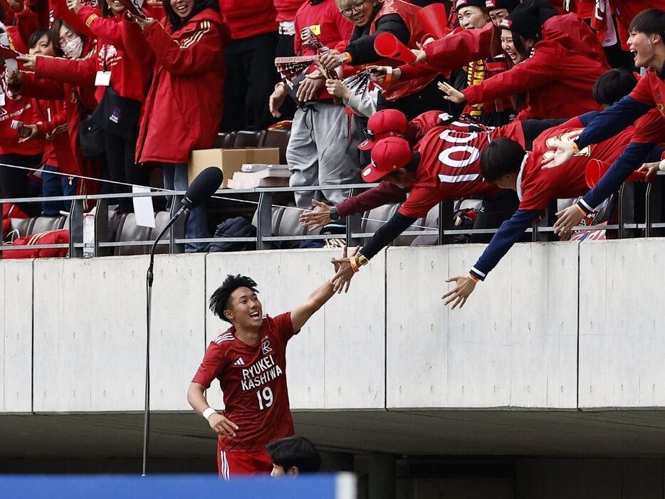 決勝点を決めた流通経済大柏FW粕谷悠(3年)(写真協力『高校サッカー年鑑』)(HIGH SCHOOL SOCCER YEARBOOK)