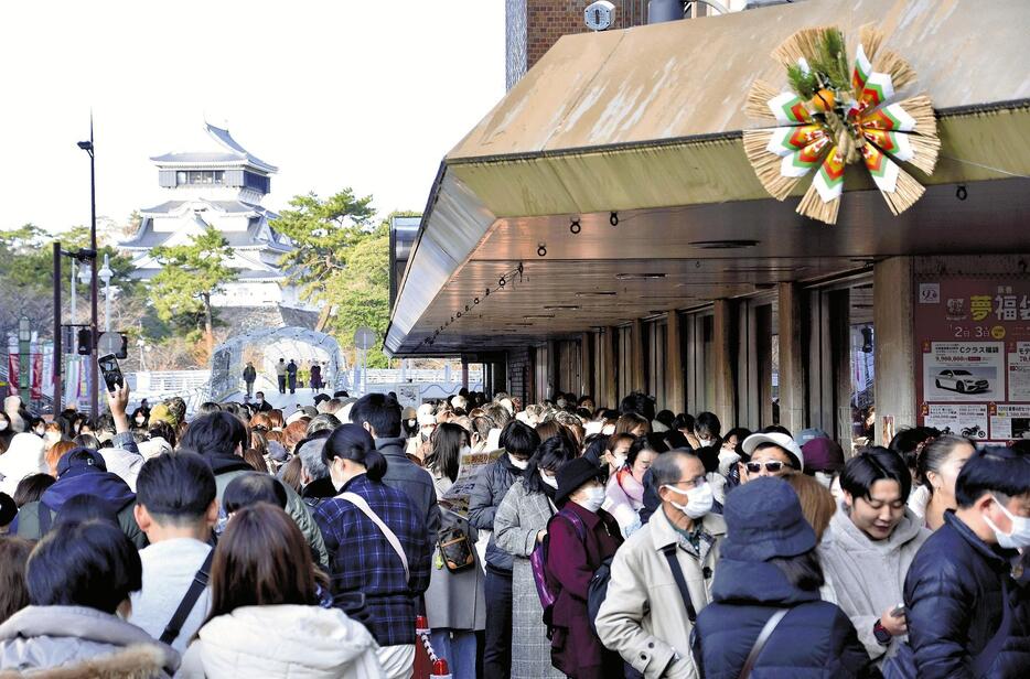 初売りを目当てに開店前から買い物客が行列を作った小倉井筒屋