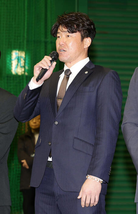 年賀会であいさつする阪神アカデミーコーチに就任した陽川尚将氏（撮影・前田充）