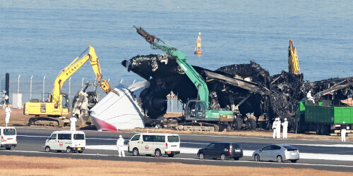 Ｃ滑走路の運用再開に向けて行われた日航機の撤去作業（昨年１月５日、羽田空港で）＝片岡航希撮影