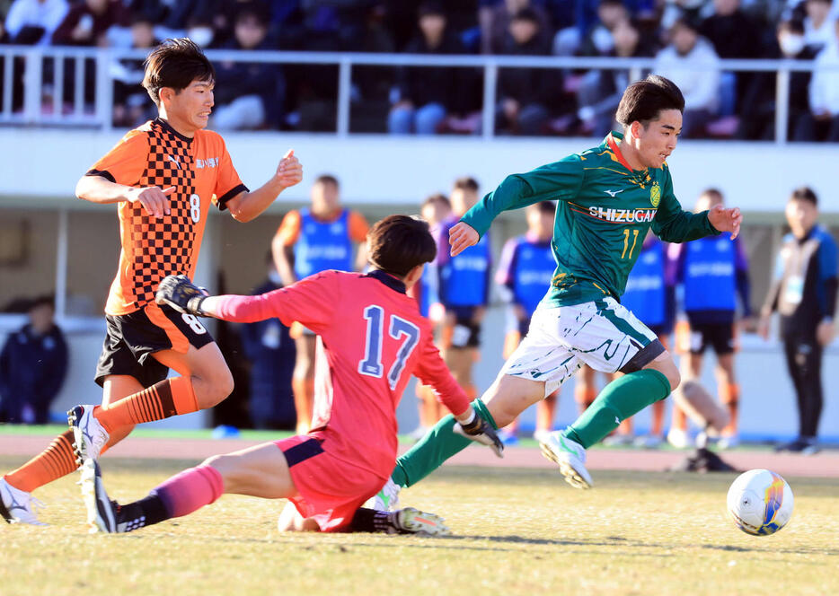 静岡学園対高川学園　後半、相手GKを交わしゴールを決める静岡学園・加藤（右）（撮影・浅見桂子）