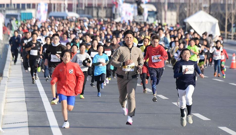 子供たち相手に手を抜かず、ぶっちぎりの先頭を走る阪神・西純矢＝大阪市此花区（撮影・林俊志）