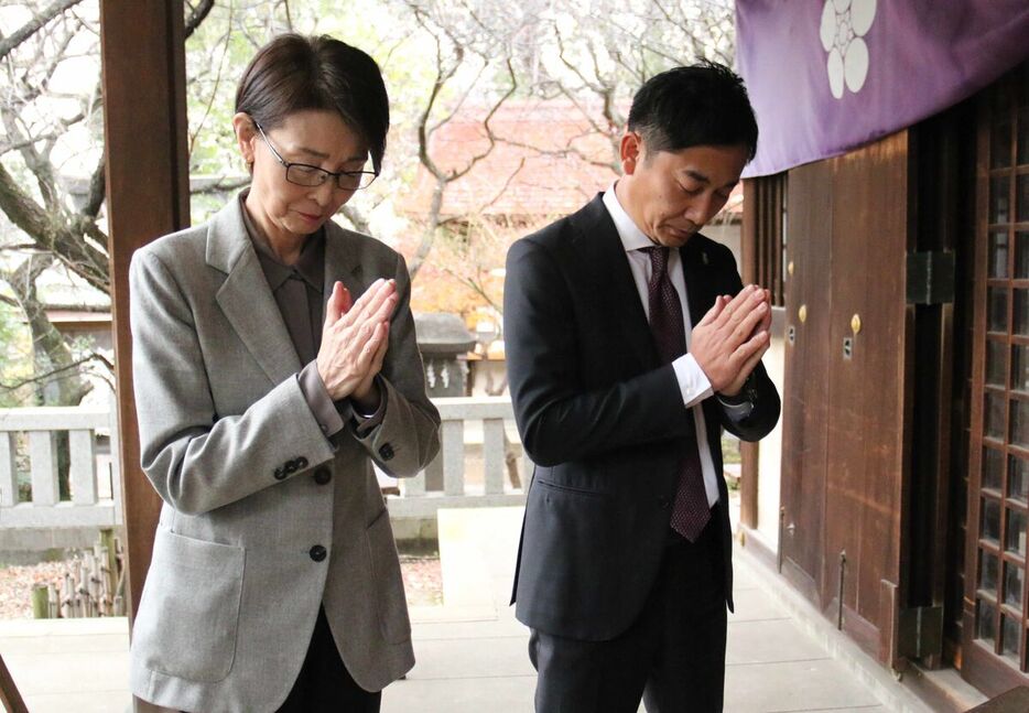 都内の神社で新年の祈祷を行う日本バスケットボール協会の三屋裕子会長（左）とＢリーグの島田慎二チェアマン