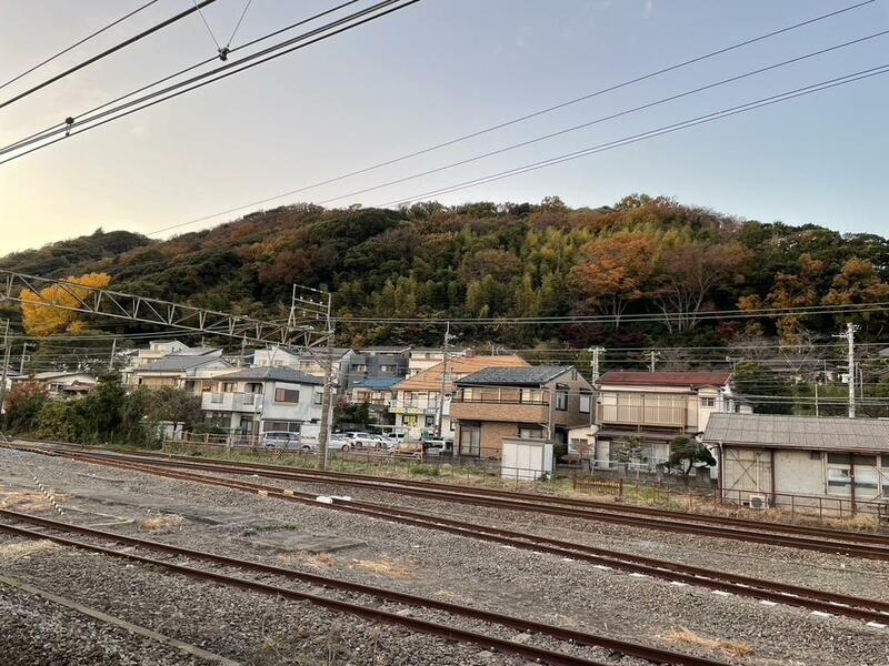 二宮駅のプラットホームから見える吾妻山公園の山頂へ