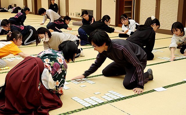 集中して札を取り合う参加者＝高志会館