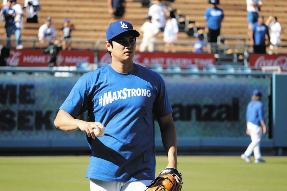 「#MAX STRONG」Tシャツを着て練習するドジャース・大谷（阿部太郎撮影）