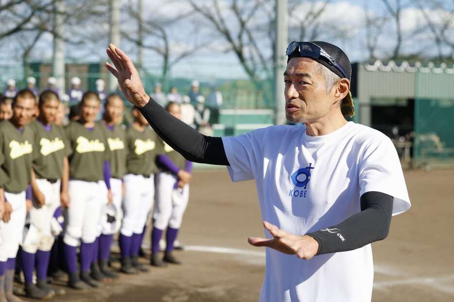 愛工大名電高野球部を指導するイチローさん＝2024年11月18日、愛知県春日井市