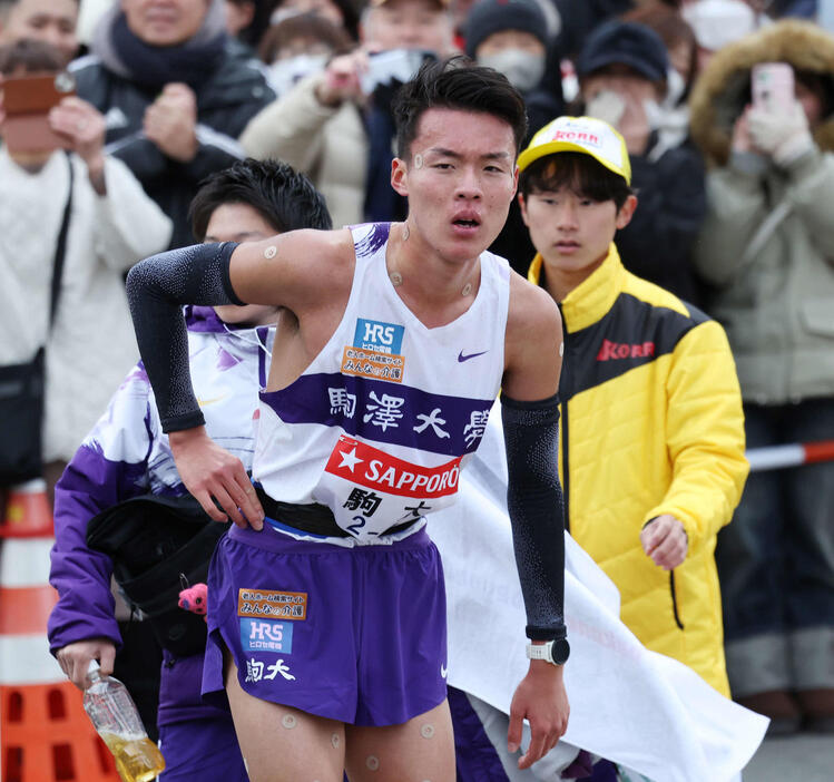 平塚中継所でタスキをつないだ駒大7区佐藤（撮影・宮地輝）