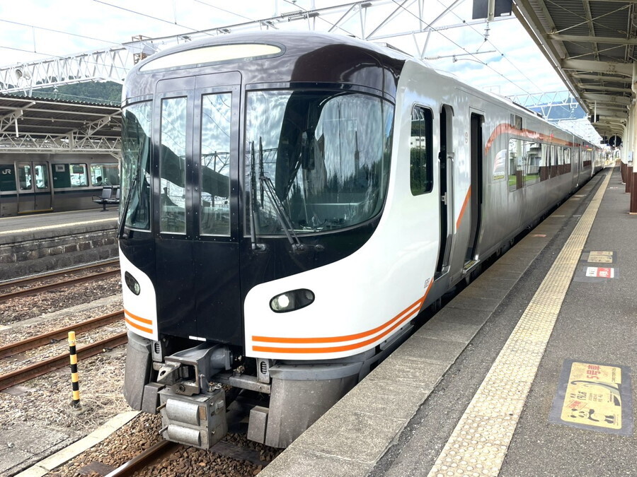 新宮駅に停車する特急「南紀」（乗りものニュース編集部撮影）。