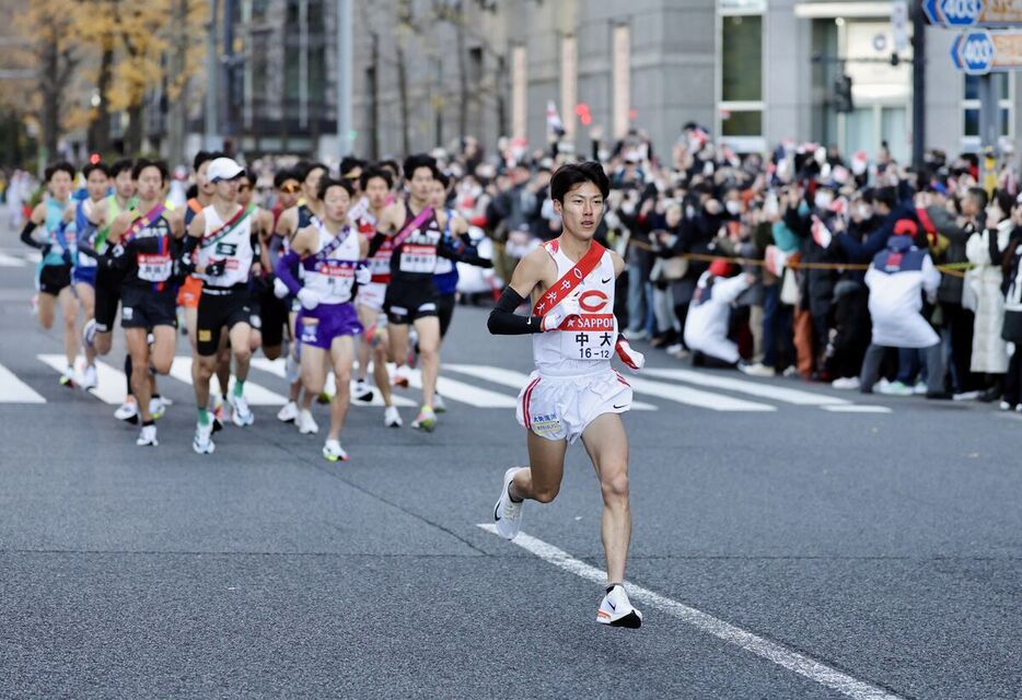 １区で力走する中大・吉居駿恭（カメラ・小林　泰斗）