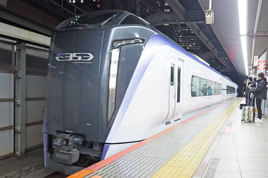 E353系で運行される特急「おうめ」。東京駅で（大塚圭一郎撮影）。