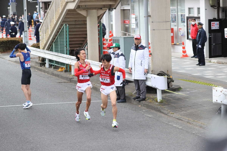 10区・小林咲冴につなぐ帝京大の小林大晟（撮影・村上　大輔）