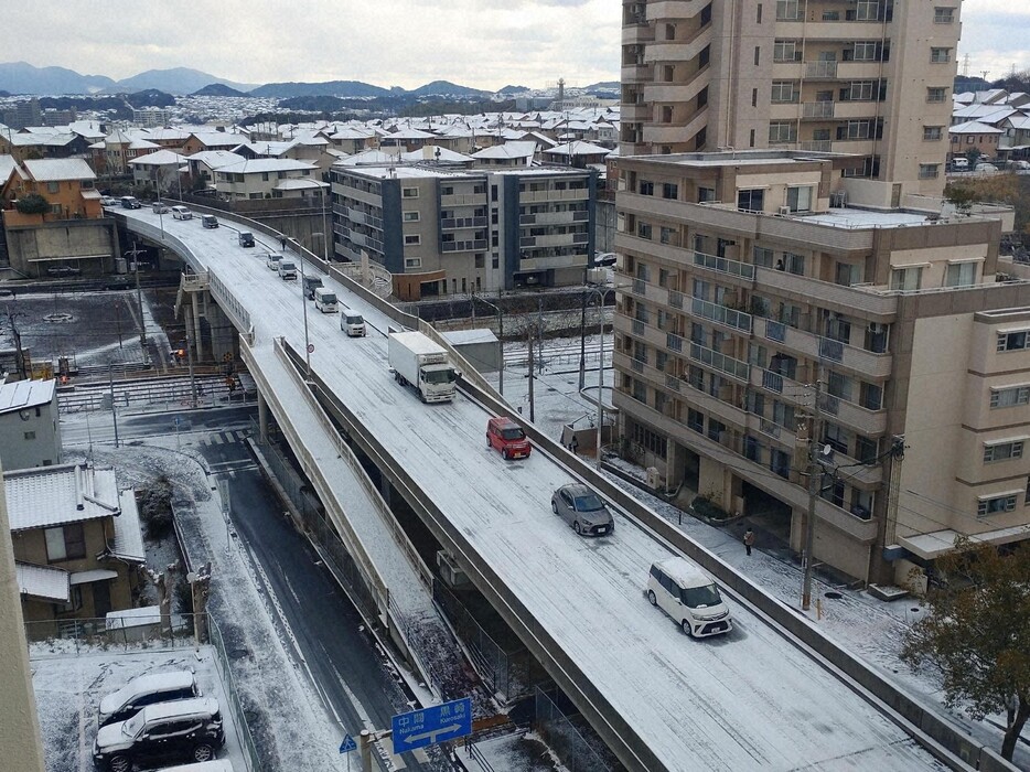 雪が積もった高架の道路上で止まった車の列＝北九州市八幡西区若葉で2025年1月10日午前8時47分、岩井香寿美撮影