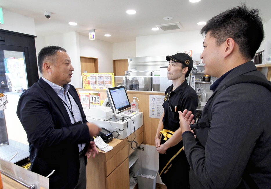 壱番屋本部の担当者から店舗運営について助言を受ける若原さん（中央）