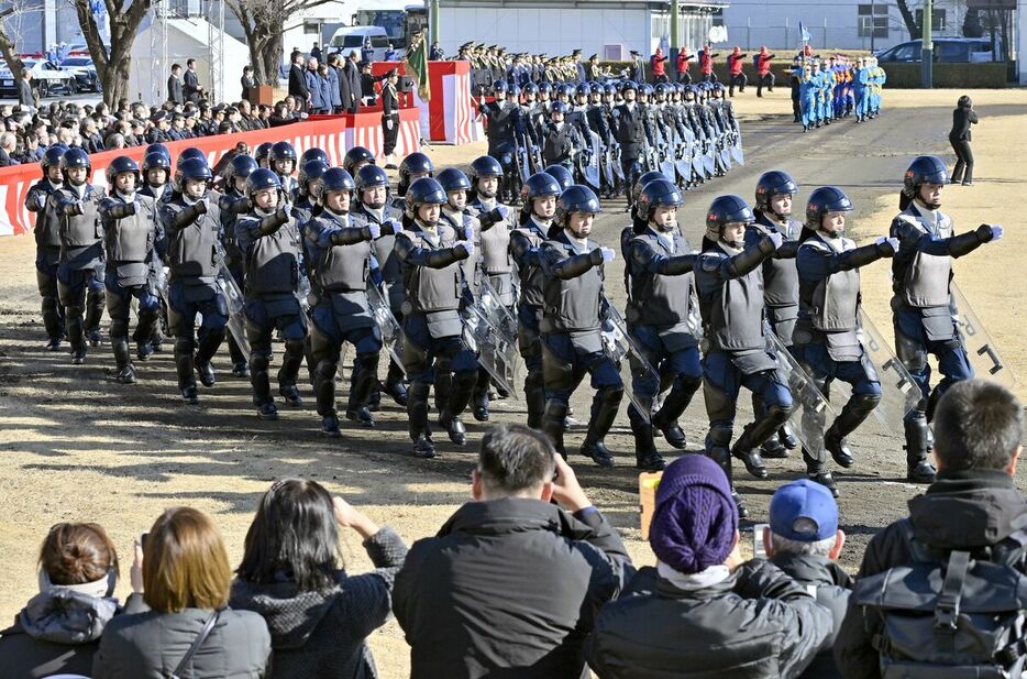 ５年ぶりの年頭視閲式で堂々とした隊列を披露した各隊員＝９日午前10時10分、宇都宮市若草２丁目