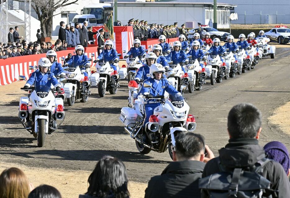 ５年ぶりの年頭視閲式で堂々と隊列走行する白バイ＝９日午前10時10分、宇都宮市若草２丁目