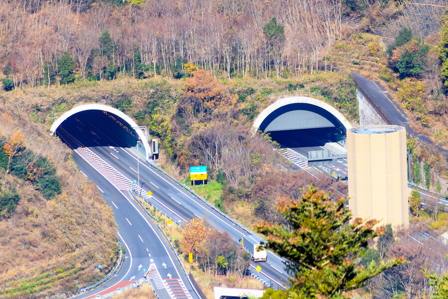 東京都内、八王子JCTのトンネル。入口が斜めにカットされている（画像：写真AC）。