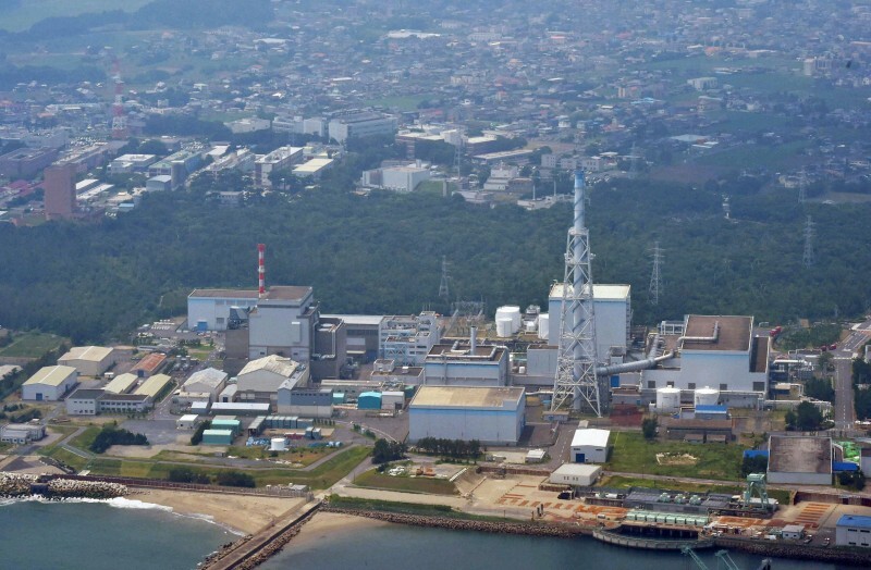 停止中の東海第2原発（右側）。左側は廃炉作業中の東海原発＝茨城県東海村で2018年7月17日、本社ヘリから藤井達也撮影