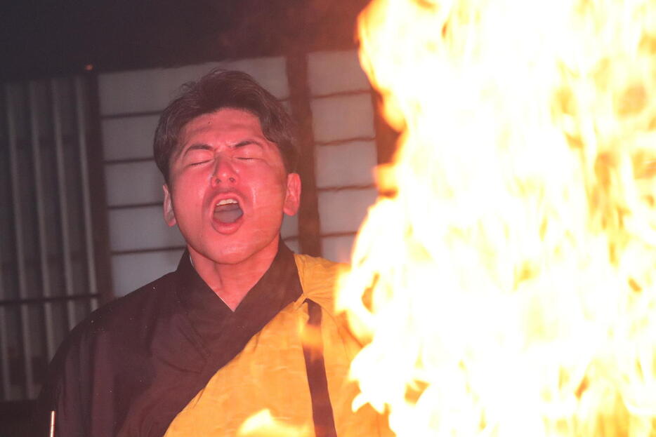 護摩行に臨み、炎の前で不動真言を唱える広島会沢翼（撮影・前原淳）