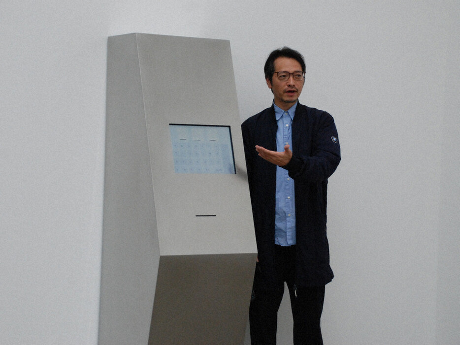 新作「ＡＴＭ」について解説する現代美術家の田村友一郎さん＝水戸芸術館で２０２４年１１月１日午後２時１９分、鈴木敬子撮影