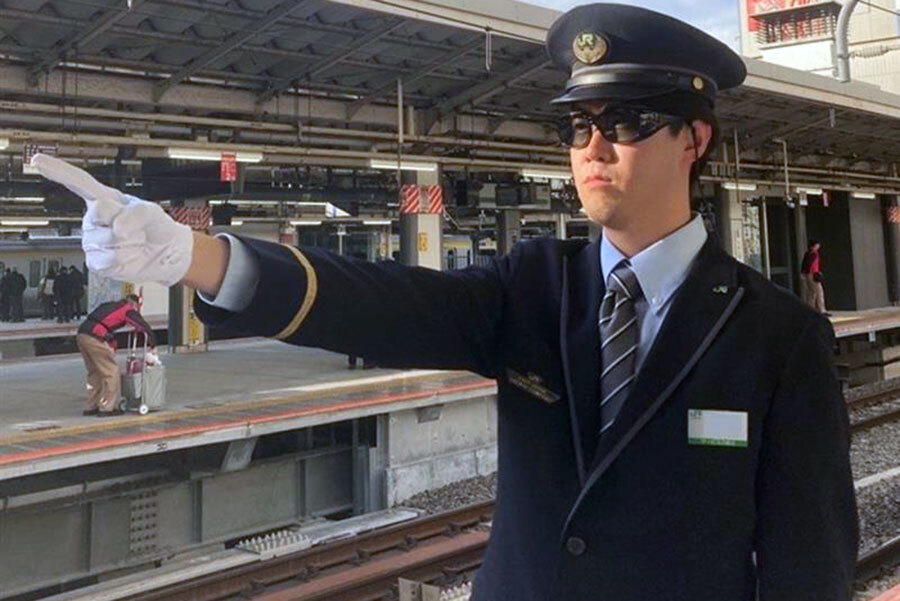 保護メガネを着用した駅社員（画像：JR東日本）。