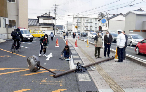 根元から折れ、児童に接触した照明灯（出雲市で）＝出雲市提供