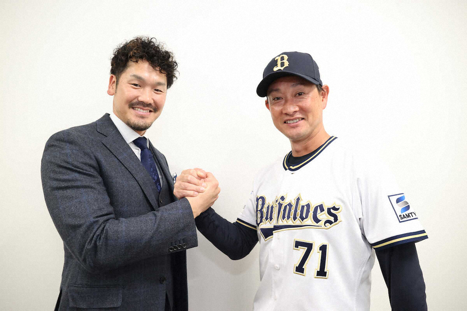 ＜オリックス・岸田監督×T－岡田氏対談＞固く握手をかわす岸田監督（右）とTー岡田氏