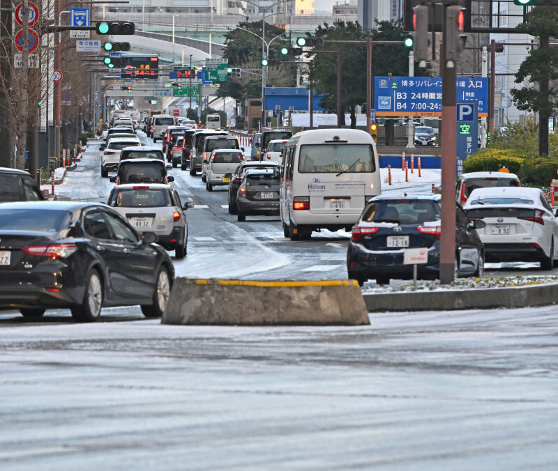 積雪の影響で渋滞する道路＝福岡市博多区で2025年1月10日午前7時43分、野田武撮影