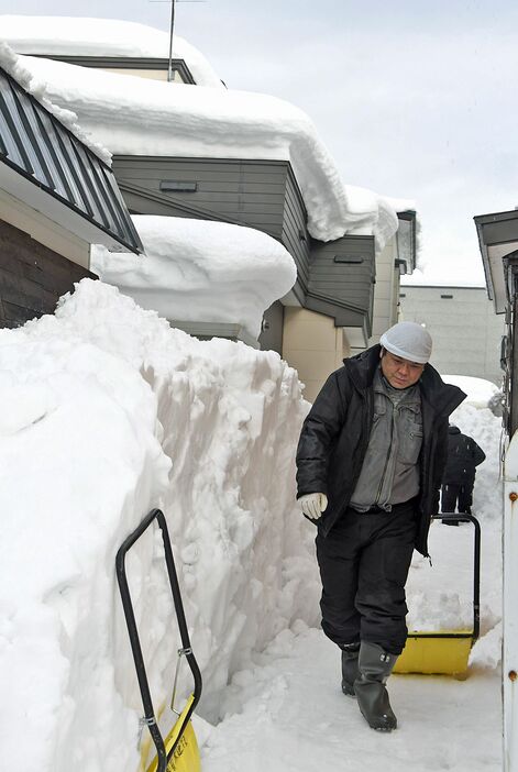 寒気が緩んだ6日、青森市内では屋根から落ちた雪を片付ける市民や業者の姿が多く見られた