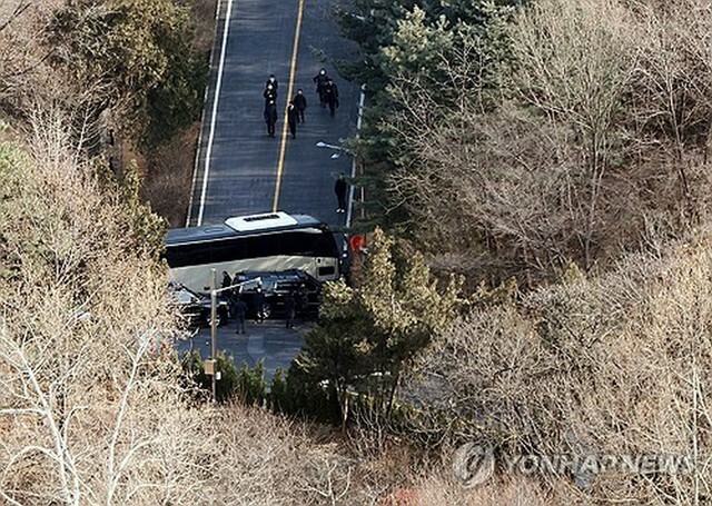 韓国の尹錫悦大統領を内乱容疑で捜査している独立捜査機関「高位公職者犯罪捜査処（公捜処）」は3日、尹大統領の拘束令状執行のため大統領公邸の敷地内に入ったが、大統領警護処の抵抗を受け、執行を中止した。敷地内の道路が車両でふさがれている＝3日、ソウル（聯合ニュース）