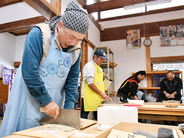 年越しそばを打つ参加者＝村山市農村伝承の家