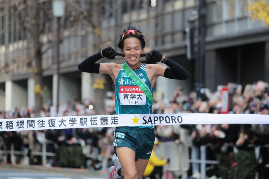 総合優勝のゴールテープを切る青学大１０区・小河原陽琉（カメラ・山崎　賢人）