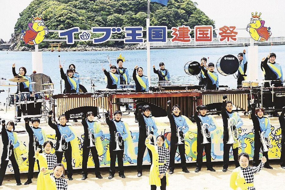 和歌山県すさみ町でのイベント出演で軽快な演奏を披露する「スターフィッシュ」