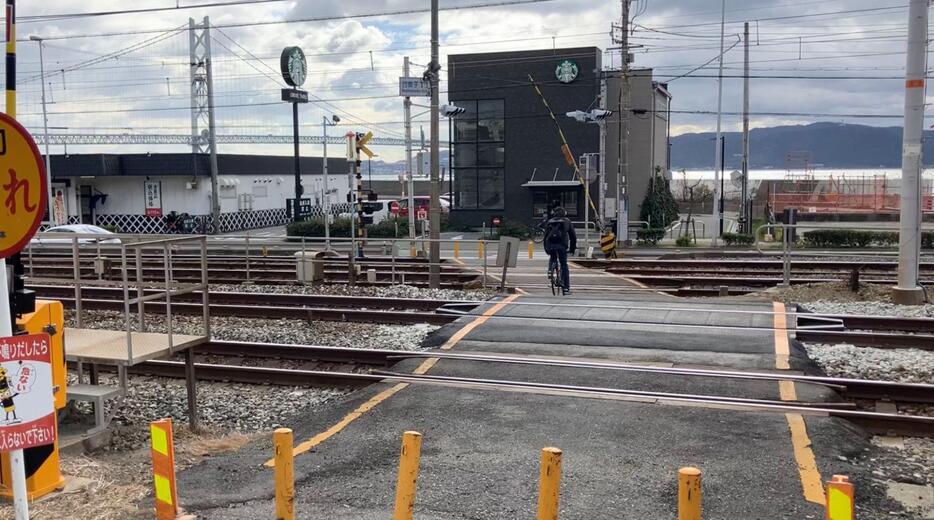 踏切の北側から見た事故現場。この踏切を渡り終わる場所で女性2人は電車にはねられたとみられる