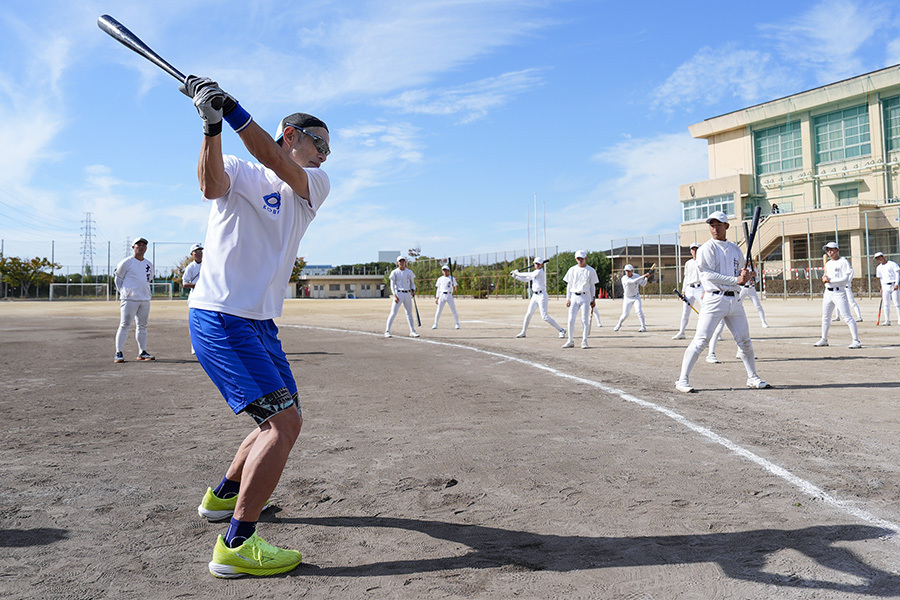 大阪・大冠高で指導を行ったイチロー氏【写真：代表撮影】