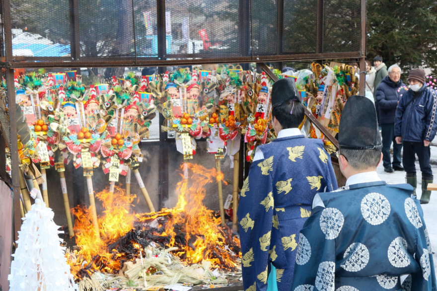 飾り終えた正月飾りや熊手を焚き上げたどんど焼き（７日午前９時２５分ごろ）