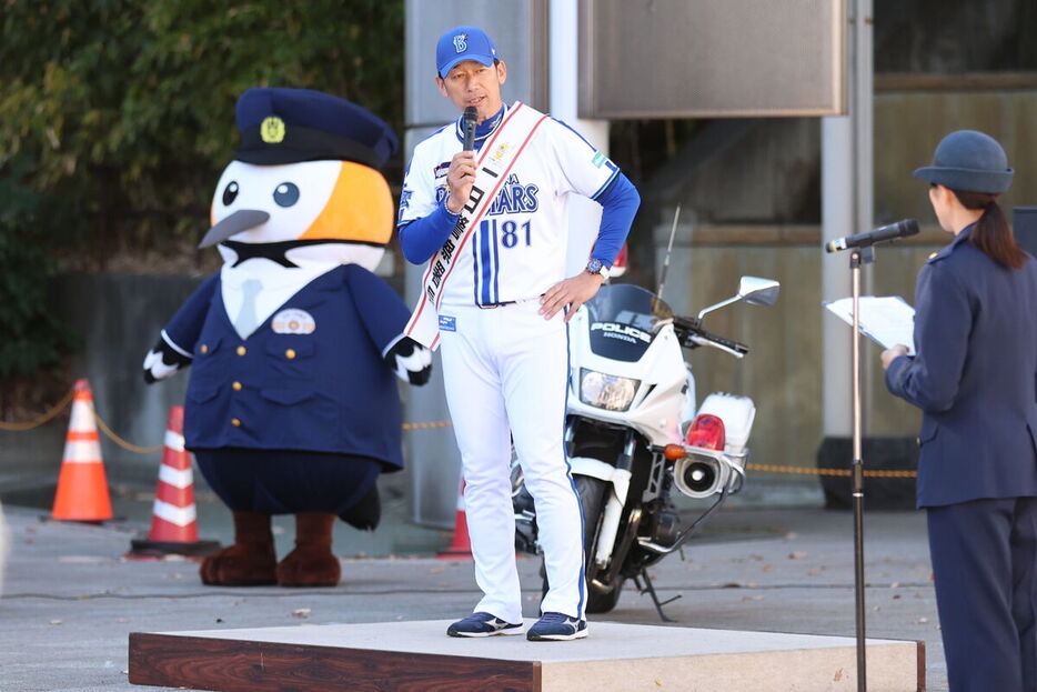 １日警察署長のトークイベントで司会（右）と会話する三浦大輔監督