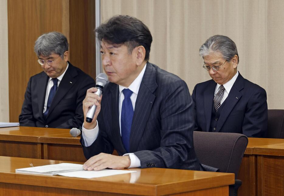 福島県の内堀知事と会談する東京電力ホールディングスの小早川智明社長＝7日午前、福島県庁