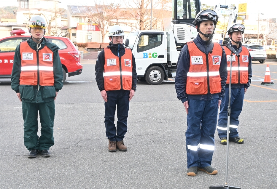 出発式で決意を述べる東潤一さん（右から2人目）＝9日、久慈市