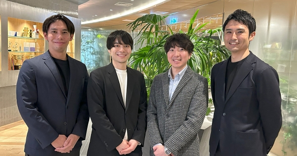 左から、電通デジタルの櫻澤直希氏、伊藤駿氏、花王の辻本光貴氏、ニアメロの亀島渡氏