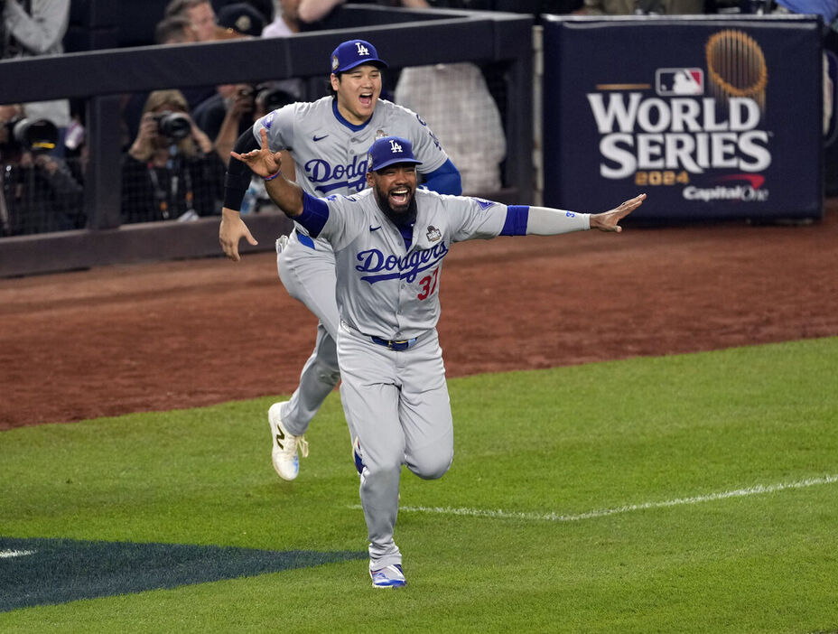 ワールドシリーズを制し、大谷翔平とともに喜ぶテオスカー・ヘルナンデス（ＡＰ）