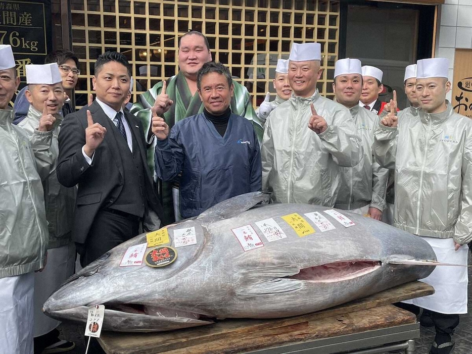 “一番マグロ”を前に笑顔を見せる横綱・照ノ富士（中央後方）