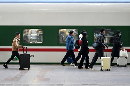 江蘇省南京市、駅での旅客の様子（2025年1月8日撮影、資料写真）。