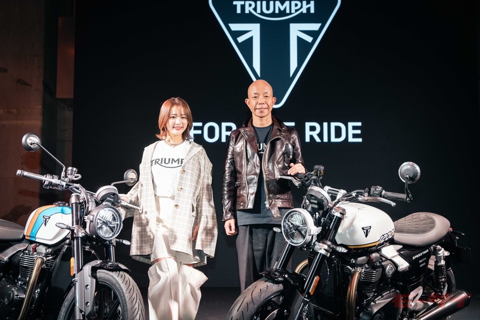 トライアンフ新型スピードツインの発表会に出演したバイきんぐ小峠さんと、元AKB48でバイクタレントとして活躍中の平嶋夏海さん