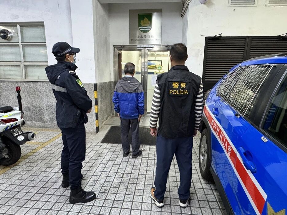 路線バス車内で多額の現金が入ったバッグを着服したとして逮捕された男（写真：マカオ治安警察局）