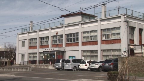 同居の父親に熱湯入りのやかんを投げつけた54歳無職の息子を逮捕した北海道警岩内署